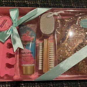 Shimmering Berry bath gift collection